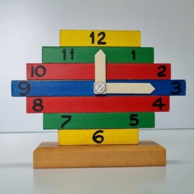 Reloj de ensartar en madera