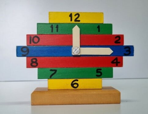 Reloj de ensartar en madera